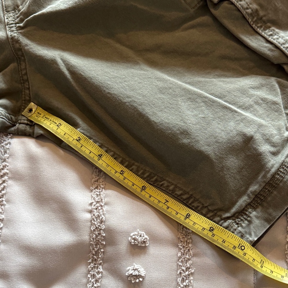GAP Men's Cargo Shorts in Olive Green - Picture 3 of 7